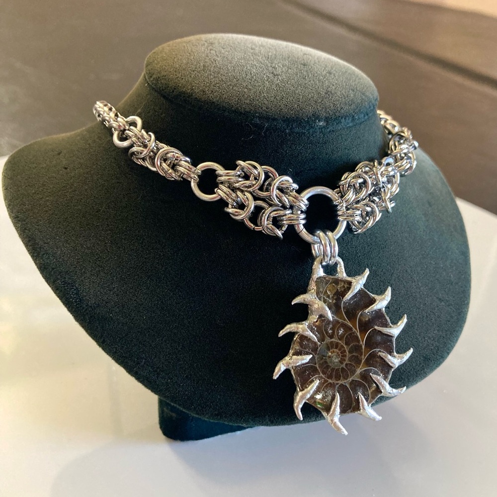 Genuine ammonite fossil shell with spikes on maille silver boho choker necklace - Picture 2 of 13
